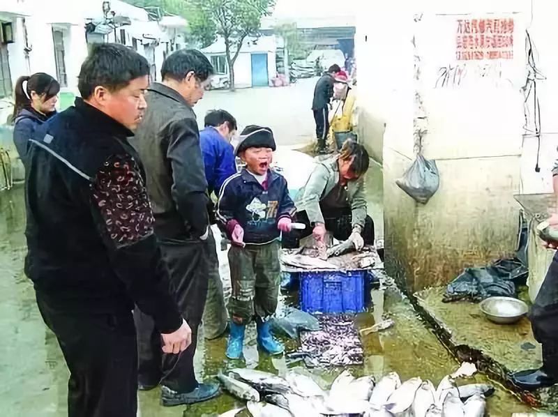 喝農(nóng)藥的表情包_喝農(nóng)藥動圖_喝農(nóng)藥表情包